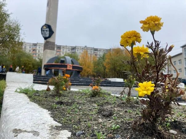Мурманск город гаджиево. Урно гаджиево. Мемориал морская душа г полярный. Мурманск поселок гаджиева. Мурманск 130 гаджиево.
