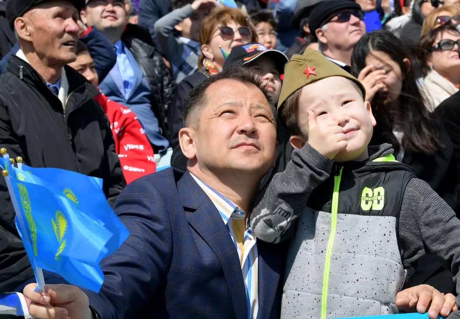 7 мая праздник в казахстане. 7 Мая Казахстан. 7 Мая праздник. 7 Мая в Казахстане картинки. Майские праздники в Казахстане фото.