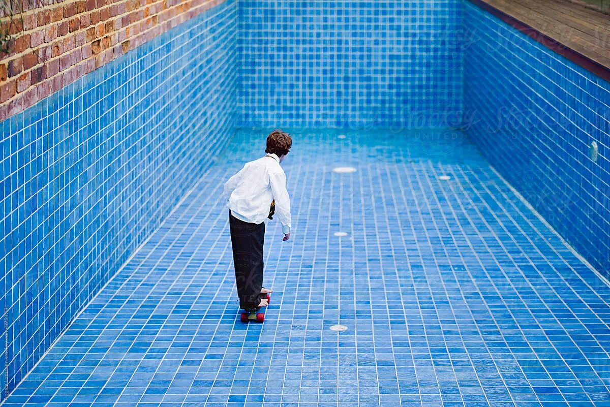 Empty pools. Swim pool empty. pool бедный. empty pool empty heart. music video in an empty pool.