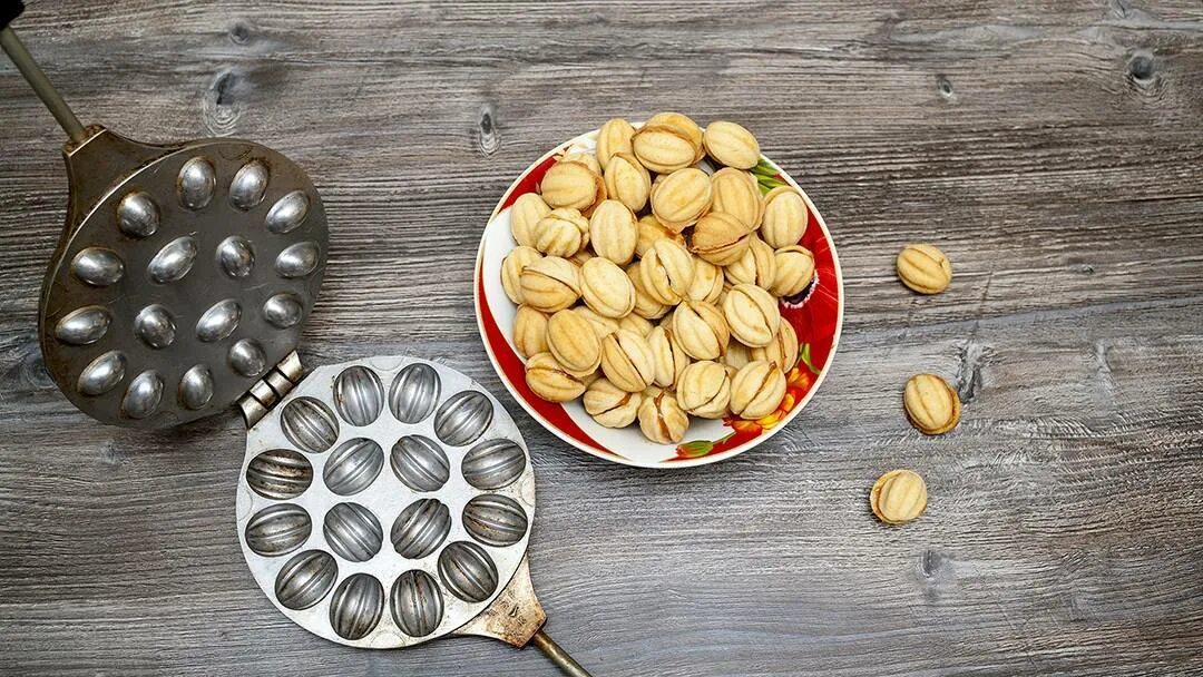 Орешки со сгущенкой в орешнице. Сладкий орешек. Орешки со сгущенкой. Тесто для орешков со сгущенкой для орешницы электрической. Орешки со сгущенкой в орешнице.