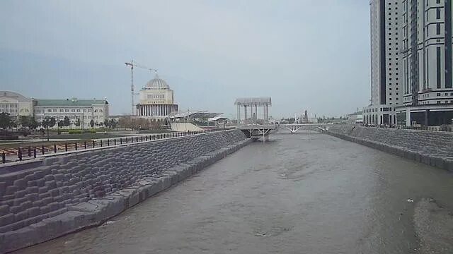 На какой реке грозный 5 букв. Река Сунжа в Грозном. Набережная реки Сунжа Грозный. Набережная Сунжи в Грозном. Город Грозный река Сунжа.