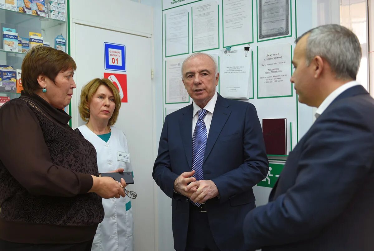 Мэр майкопа митрофанов. Самоквитов майкоп ортопед. Директор аптечной базы майкоп. Новости майкопа и адыгеи сегодня. Майкоп.