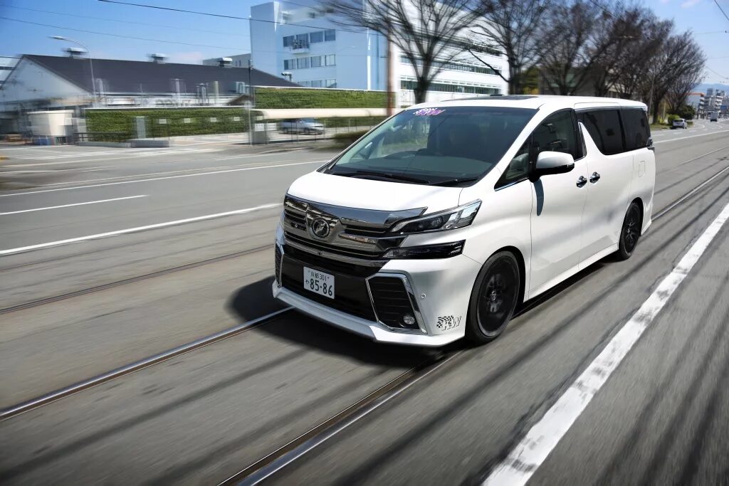 Тойота альфард 2005. Toyota alphard 2018. Тойота альпина. Toyota vellfire 2021 и alphard. Тойота альпина фото.