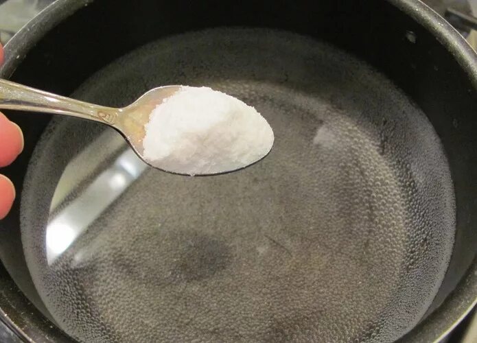Соль 2 3 чайной ложки. Ложка соли кастрюля. Столовая ложка соли. Ложка для яйца пашот. Ложка с кипящей водой.