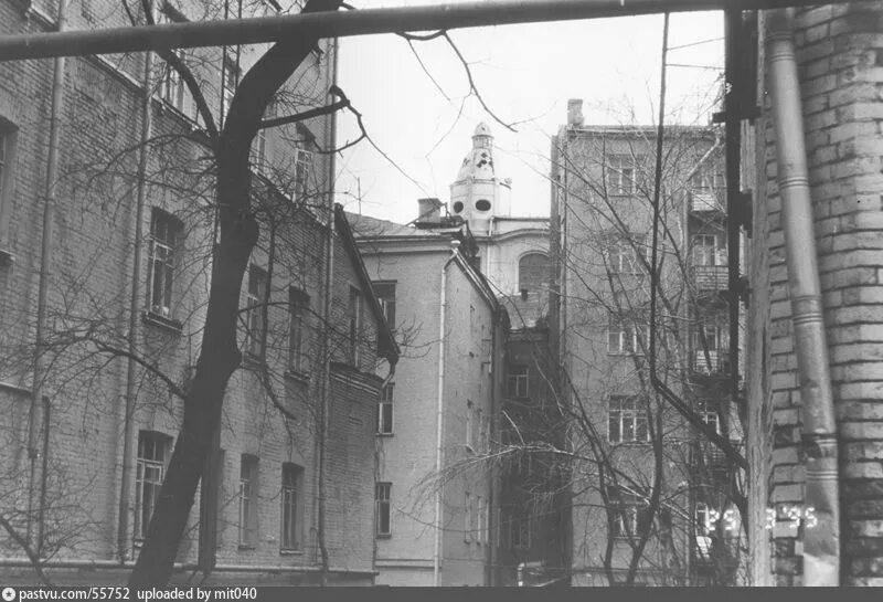 Старый двор. Улица мира волгоград дворы. 20 со двора. 20 со двора. Улица мира волгоград дворы.