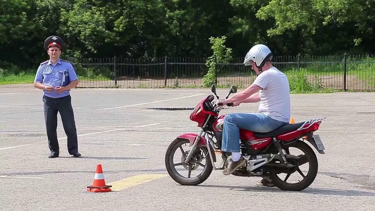 Экзамен по вождению мотоцикла. Сдача на мотоцикл. Мотоцикл для сдачи экзамена на категорию а. Мотоцикл ГАИ.