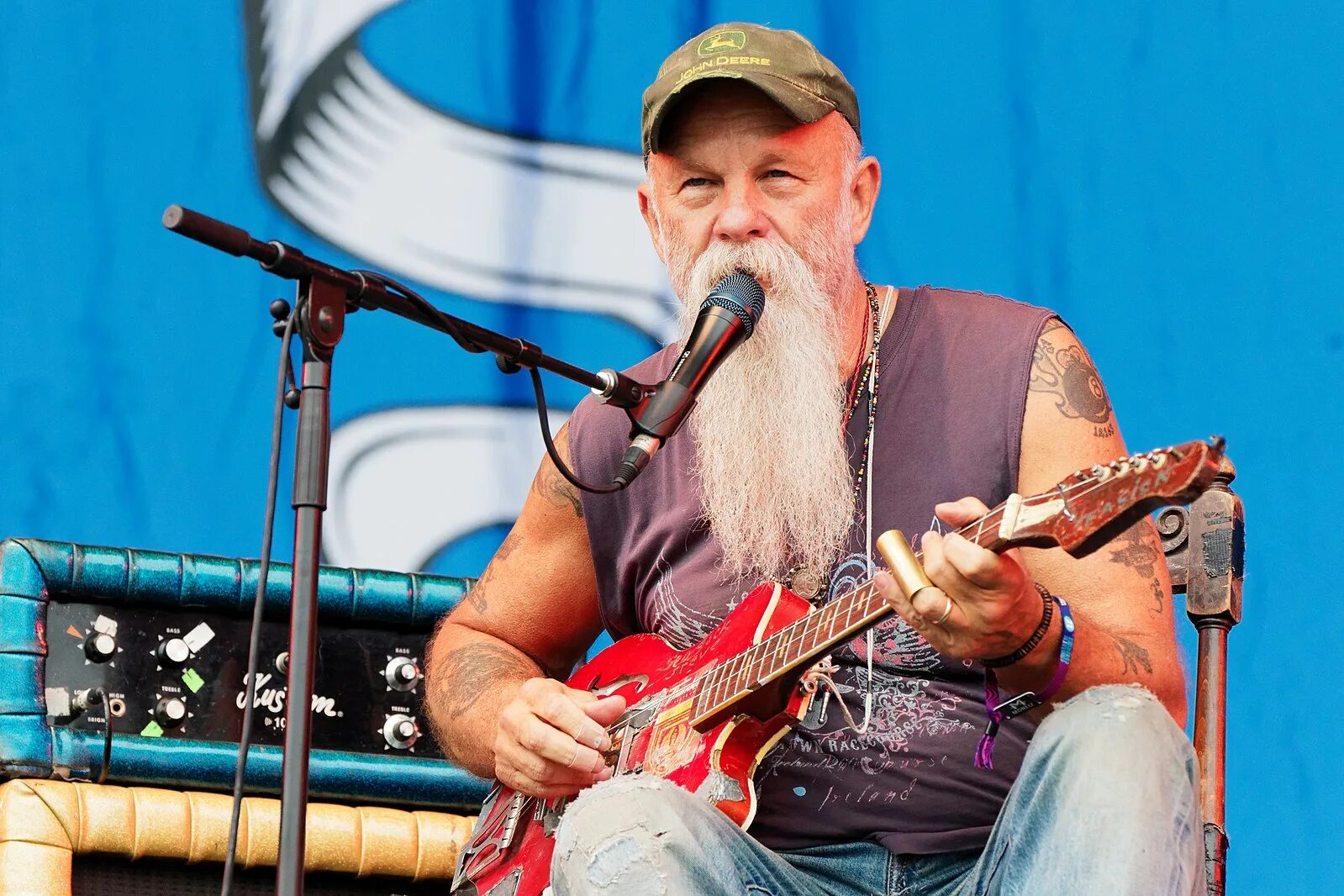 Seasick Steve инструменты. Seasick Steve 2023. Гитарист Стив блюз рок фестиваль Seasick. Seasick steve