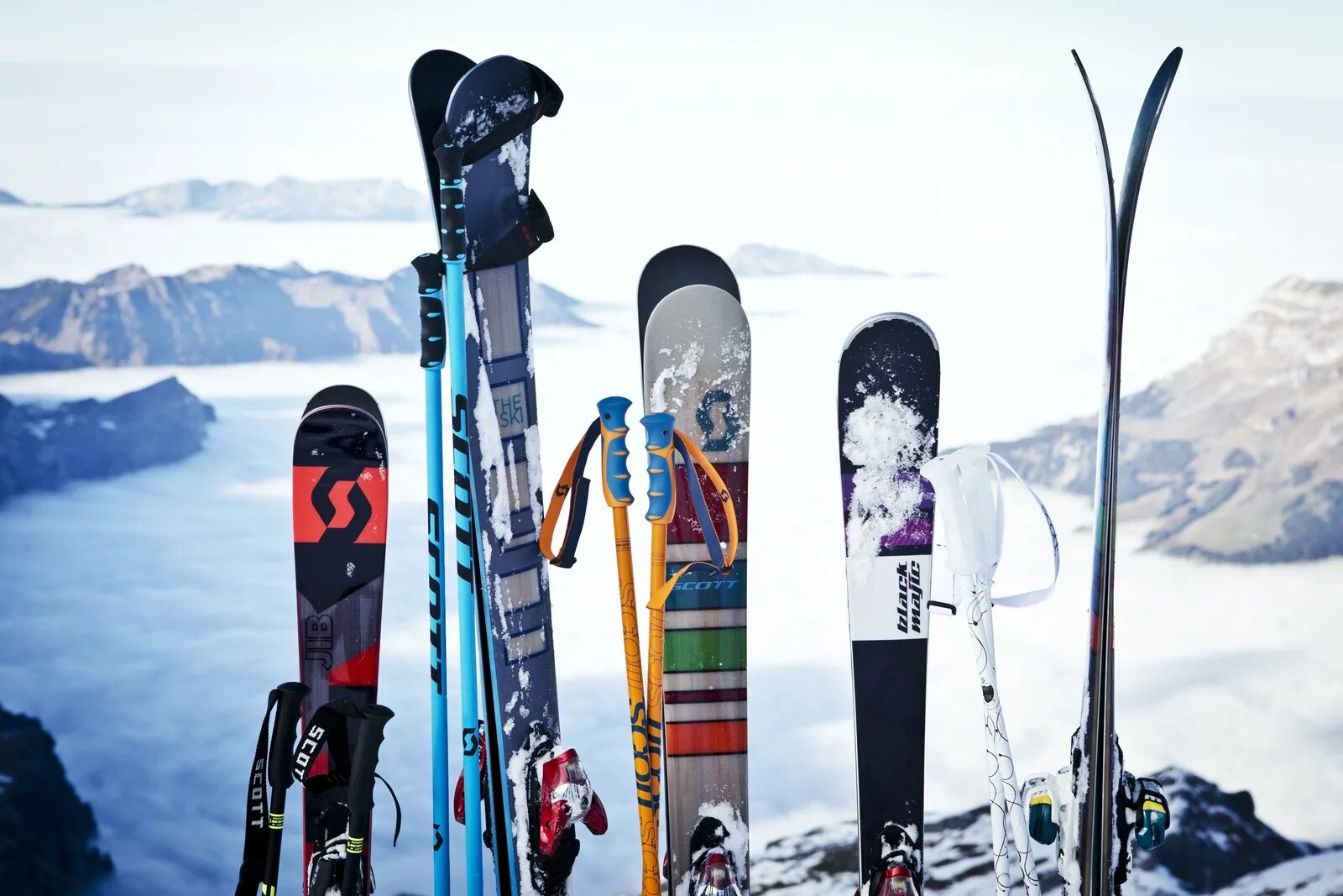 Спуск на горных лыжах. Лыжи фрирайд фристайл. Горнолыжник в прыжке. Зимний инвентарь. Горные лыжи.