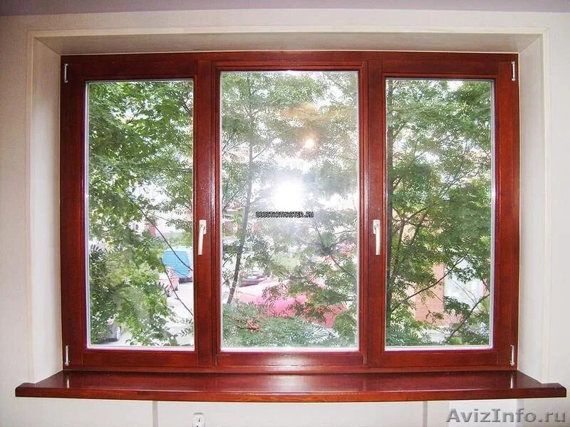 Пластиковые окна под дерево. Окно деревянное трехстворчатое. Красные пластиковые окна. Коричневое деревянное окно. Окна пластиковые красно