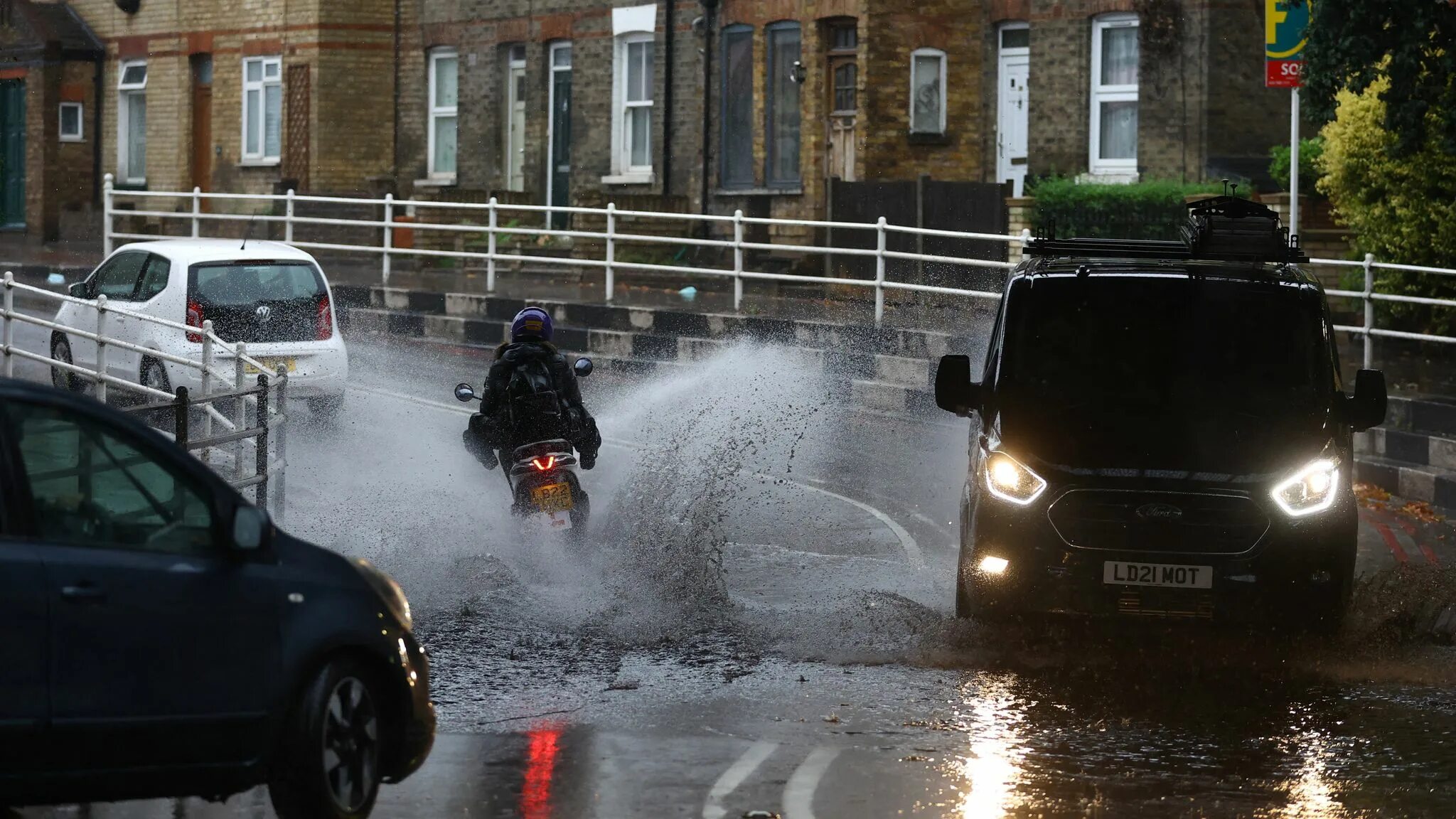 Rain hits. Вождение в дождь. Torrential Rain. Август дождь.