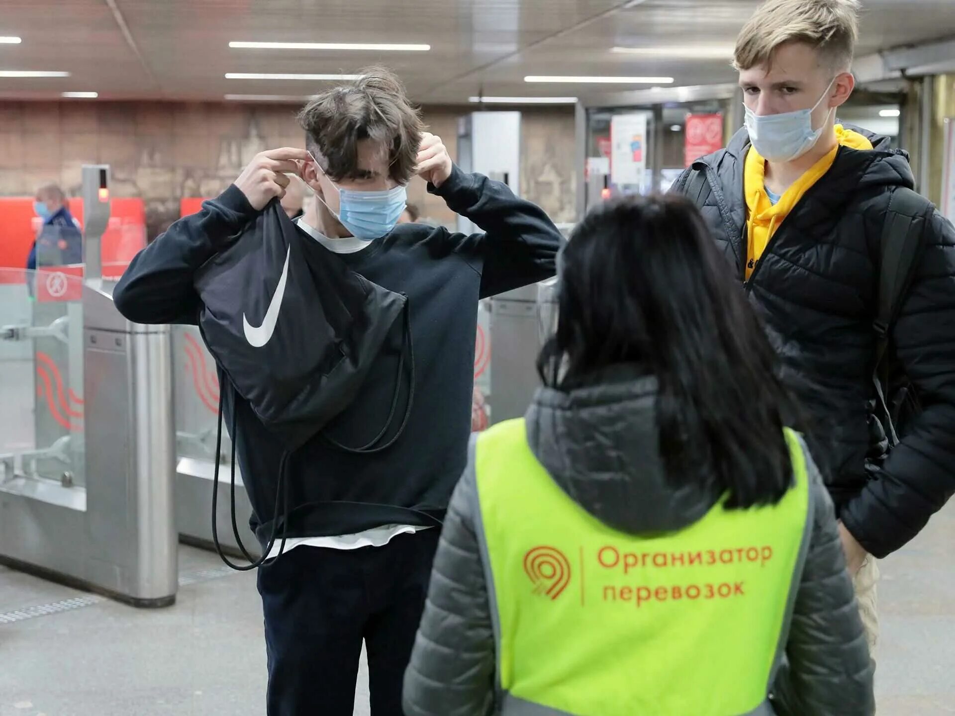 Moscow проверка. Масочный режим в метро. Масочный режим в метро Москвы. Маска перчатки в транспорте. Проверяющие в метро.