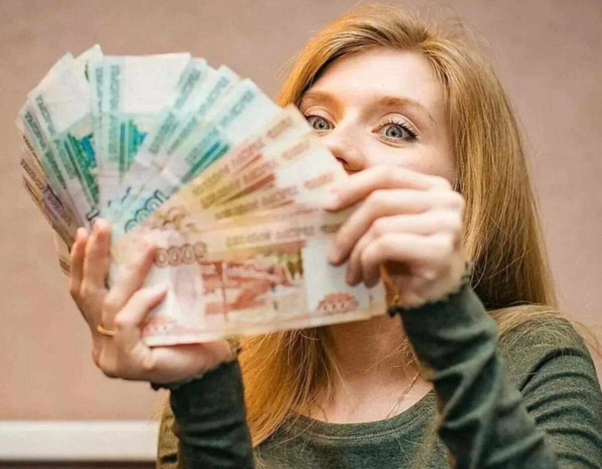 Доход 500 000 рублей. Девушка с рублями. Женщина с деньгами. Деньги россиянам. Человек с деньгами.