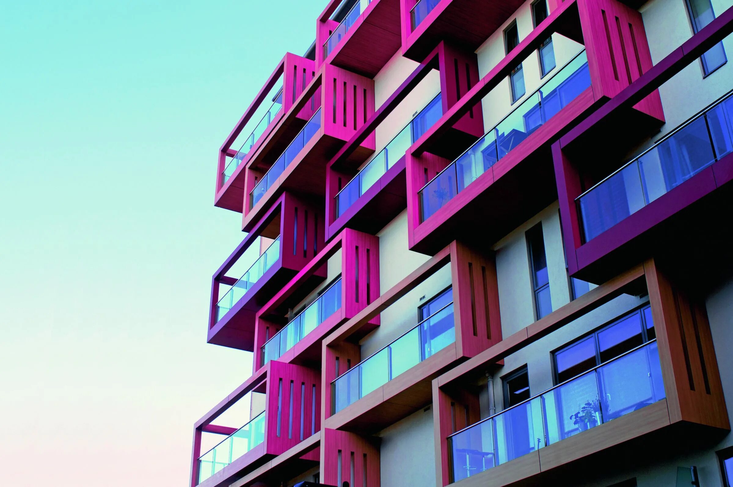 Здание из контейнеров. Многоэтажные дома. Малоэтажные жилые здания. Фасады многоэтажек. Многоквартирный дом из нескольких.