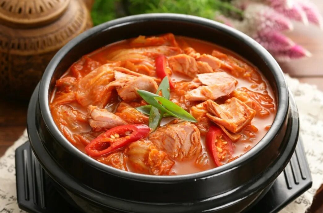 Lapa hapa. Кимчхи ччиге. Кимчи тиге суп. Корейский суп кимчи. Корейская кухня кимчи тиге.