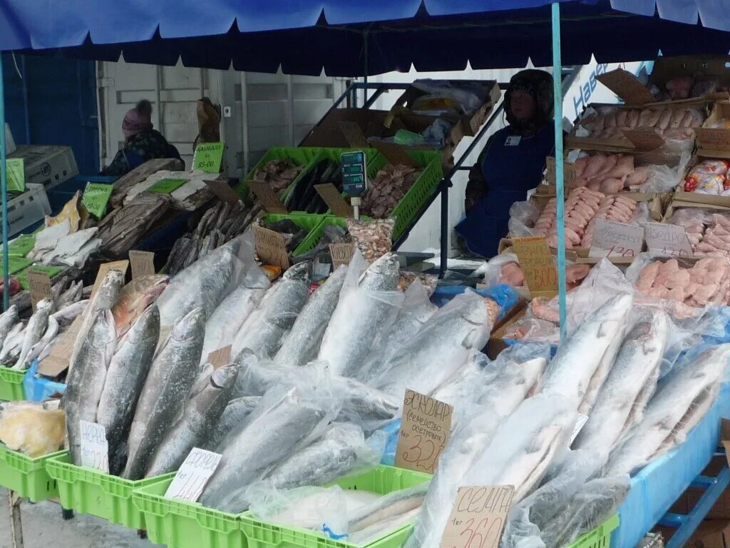 Рыбный рынок в омске на 10 лет. Продавщица рыбы. Рыбный рынок на волгоградской омск. Рыбный рынок омск. Рыбный рынок омск.