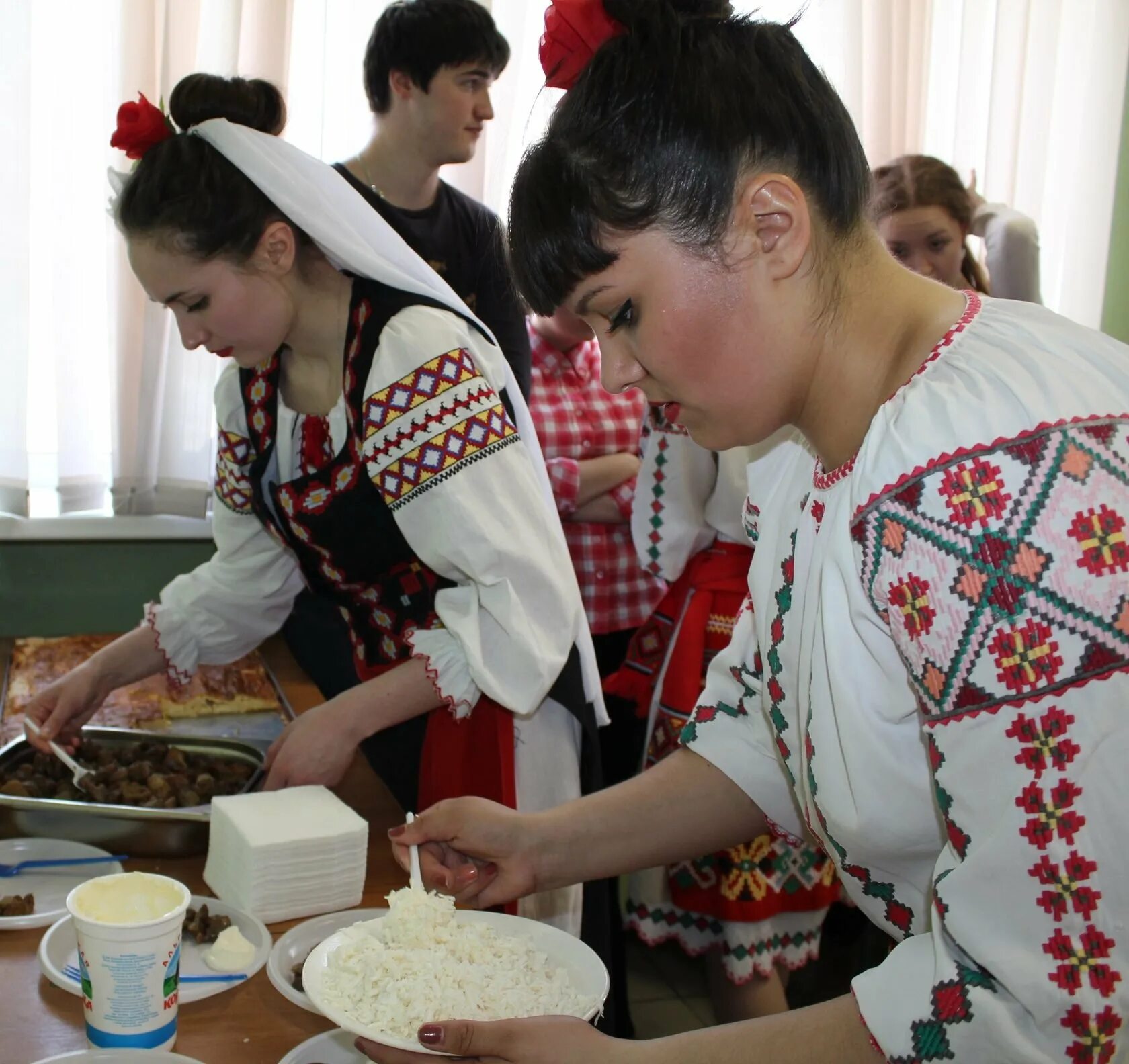 Где купить молдовы. Национальная еда Молдавии. Молдавская Национальная кухня. Национальное блюдо молдаван. Молдавское застолье.