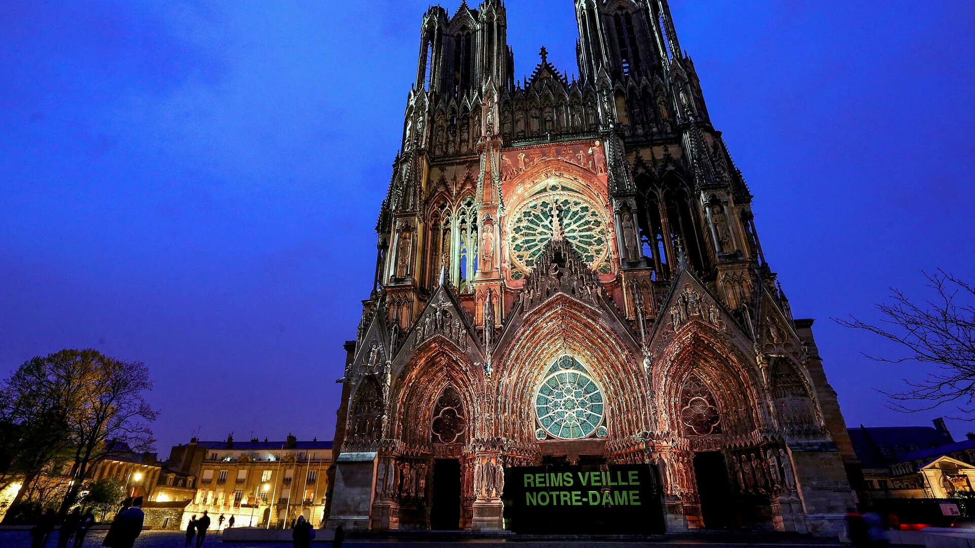 Нотр дам сколько. Cathédrale notre Dame название собора на французском.