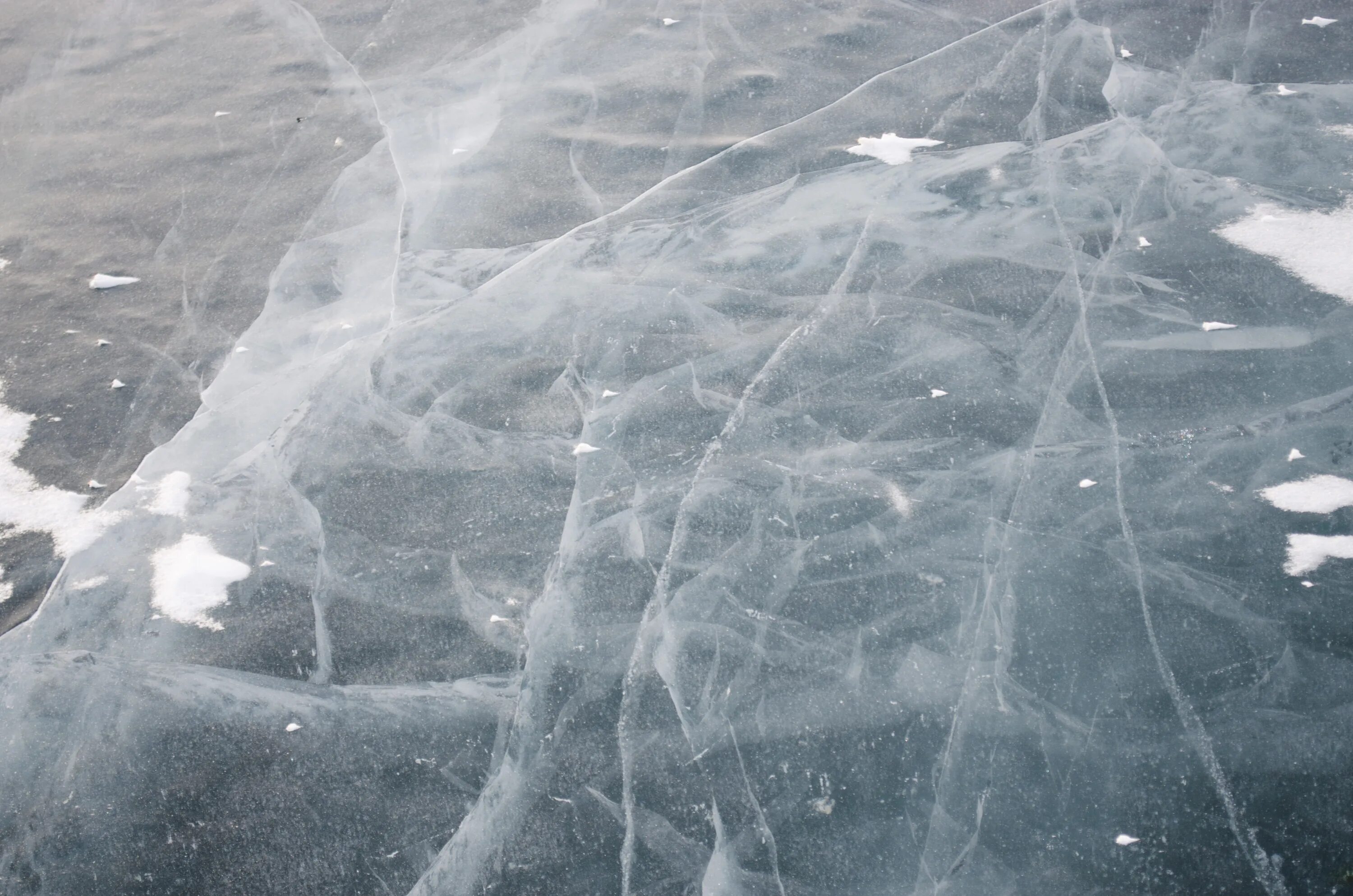 Серый лед. Треснутый лед. Прочный лед. Треснувший лед на реке. Трещина река