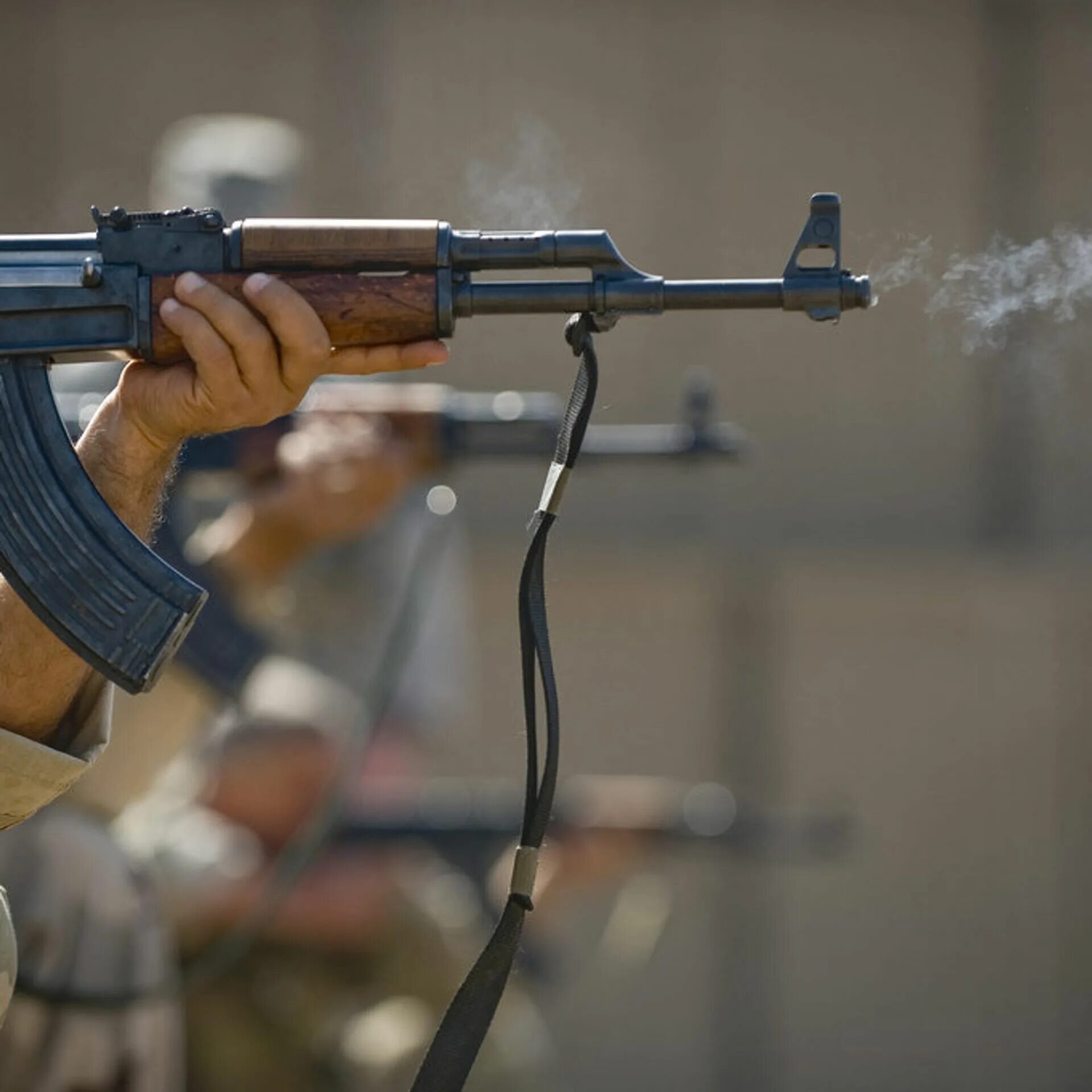 Стрельба ака. Выстрел из автомата. Человек стреляет из аавто. Стрельба из калашникова. Стрельба ака.