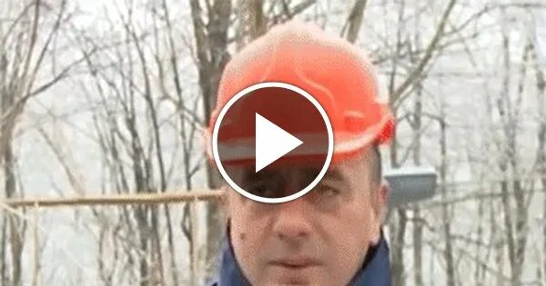 Бьют по каске