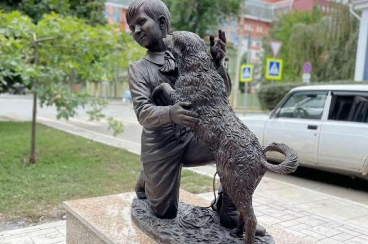 Самара памятник деточкину. Парк самара памятник. Памятник товарищу сухову самара. Скульптурная композиция дама с собачкой липецк. Скульптура бравый солдат швейк бугульма.