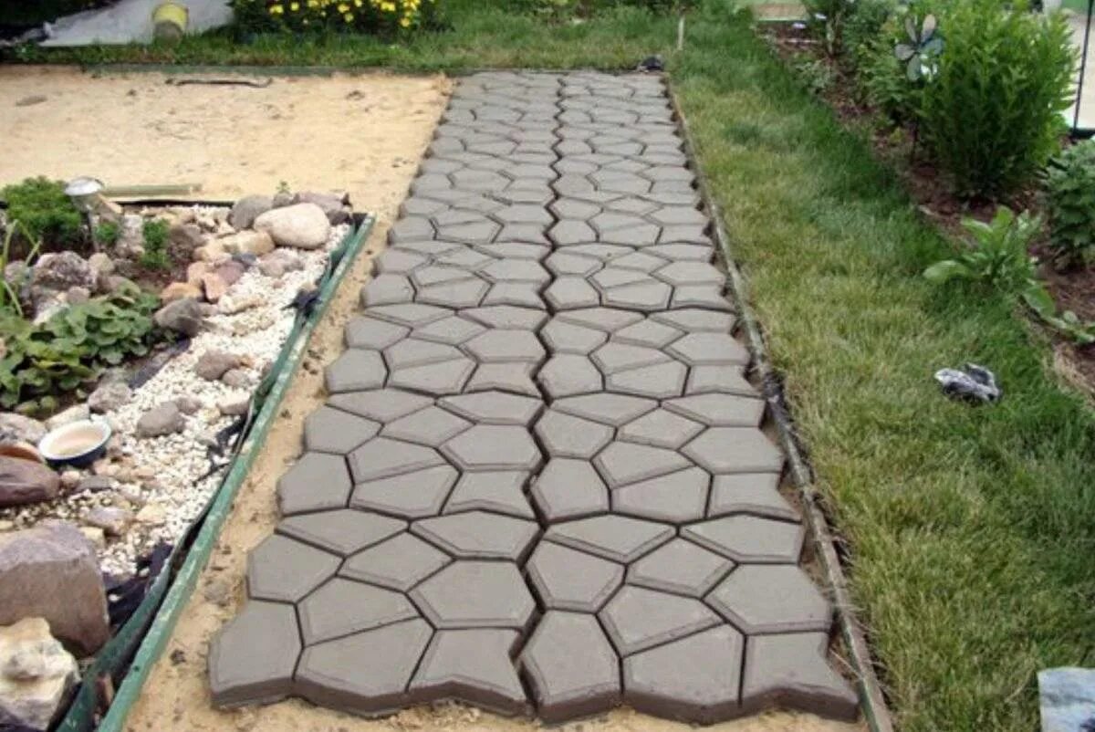 Садовые дорожки. Форма "садовая дорожка" 550х550х55 (10). Плитняк для садовых дорожек. Формы для дорожек из бетона. Форма тропа.
