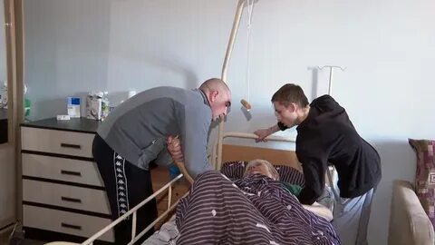 Парализованный человек после инсульта
