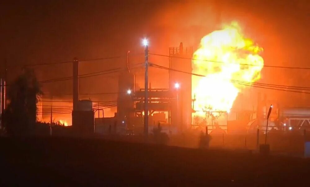Что горит под киевом сейчас. Горящий нефтезавод. пожар на нефтеперерабатывающем заводе. киев горит. сгорел завод огнетушителей.