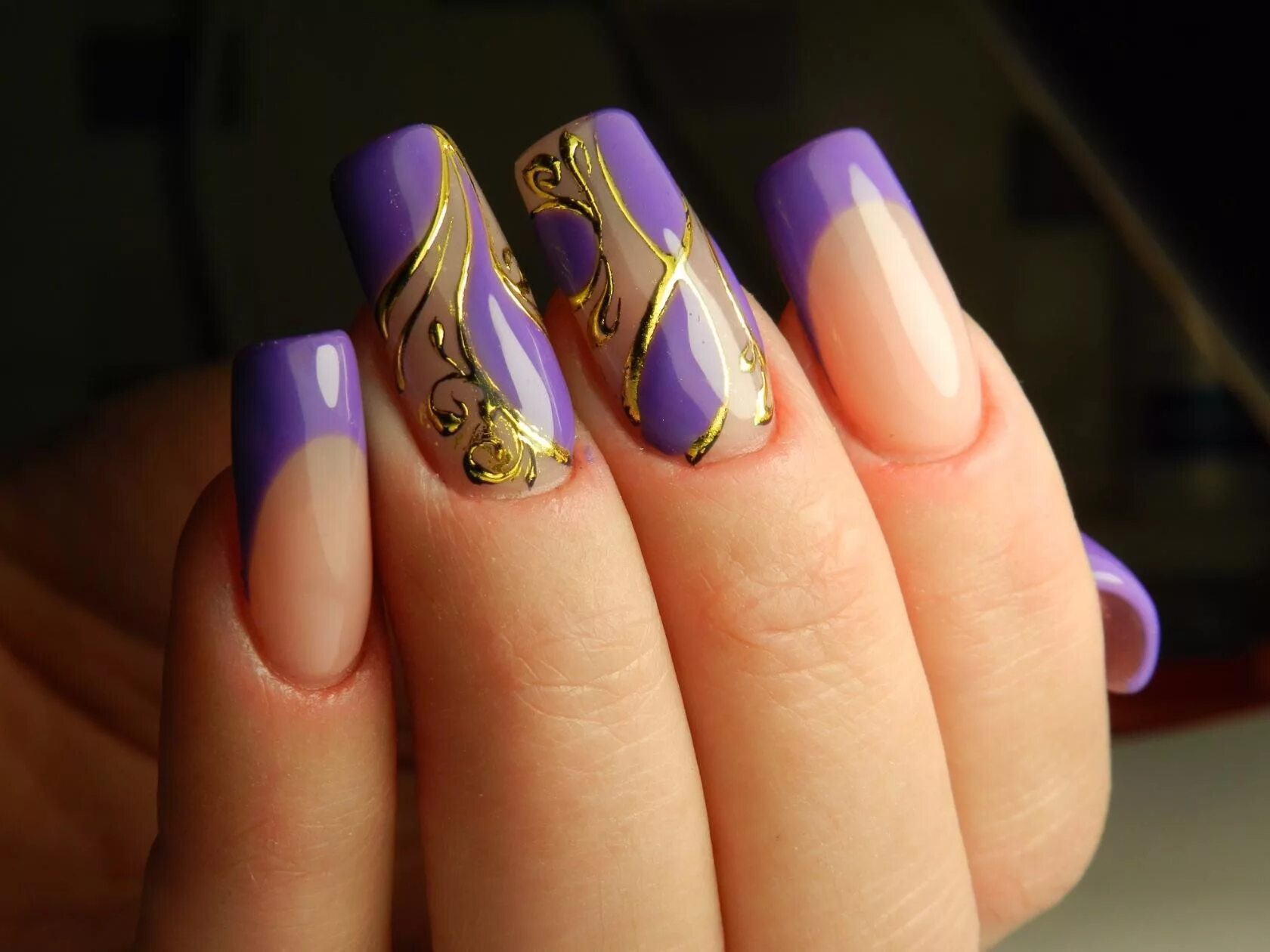 маникюр лавандовый с золотом. маникюр фиолетовый с золотом. маникюр фиолетовый с золотым. маникюр фиолетовый с золотым. маникюр сиреневый с золотым.