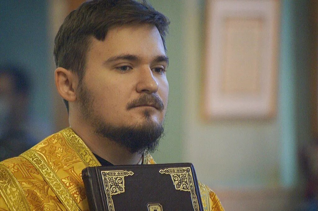 Феодор маншилин певец. Феодор певец. Феодор музыкант. Участники шоу голос кудрявая. Феодор певец современный.