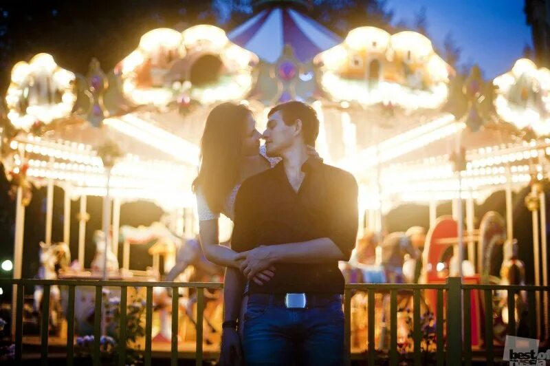 Влюбленные на концерте. Карусель любви. Карусель любви. Бо бартлетт американский художник. Фотосессия в парке аттракционов лав стори.