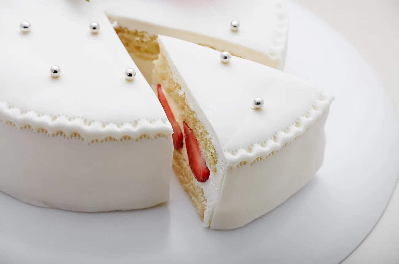 красивый кусок торта. разрезание торта. торт режу. нарезанный торт. разрезанный торт.