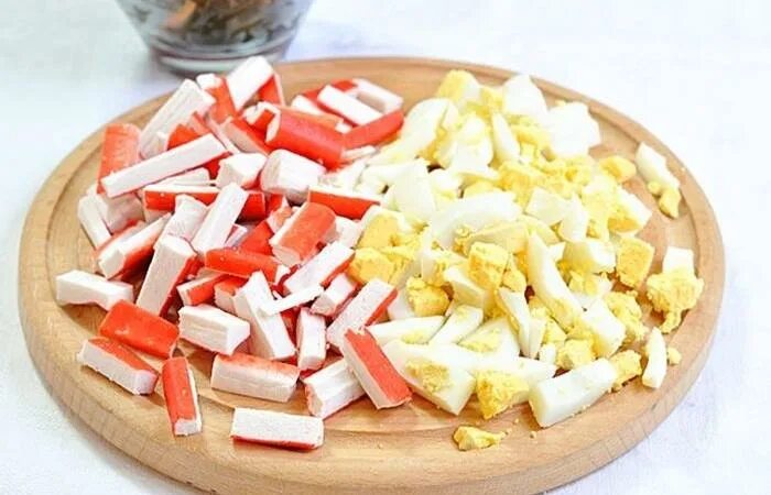 Салат с крабовыми палочками ингредиенты. Крабовые котлеты с сыром. Фарширов крабовые палочки. Закуска сырные шарики ассорти. Перемешать салат из крабовых палочек.