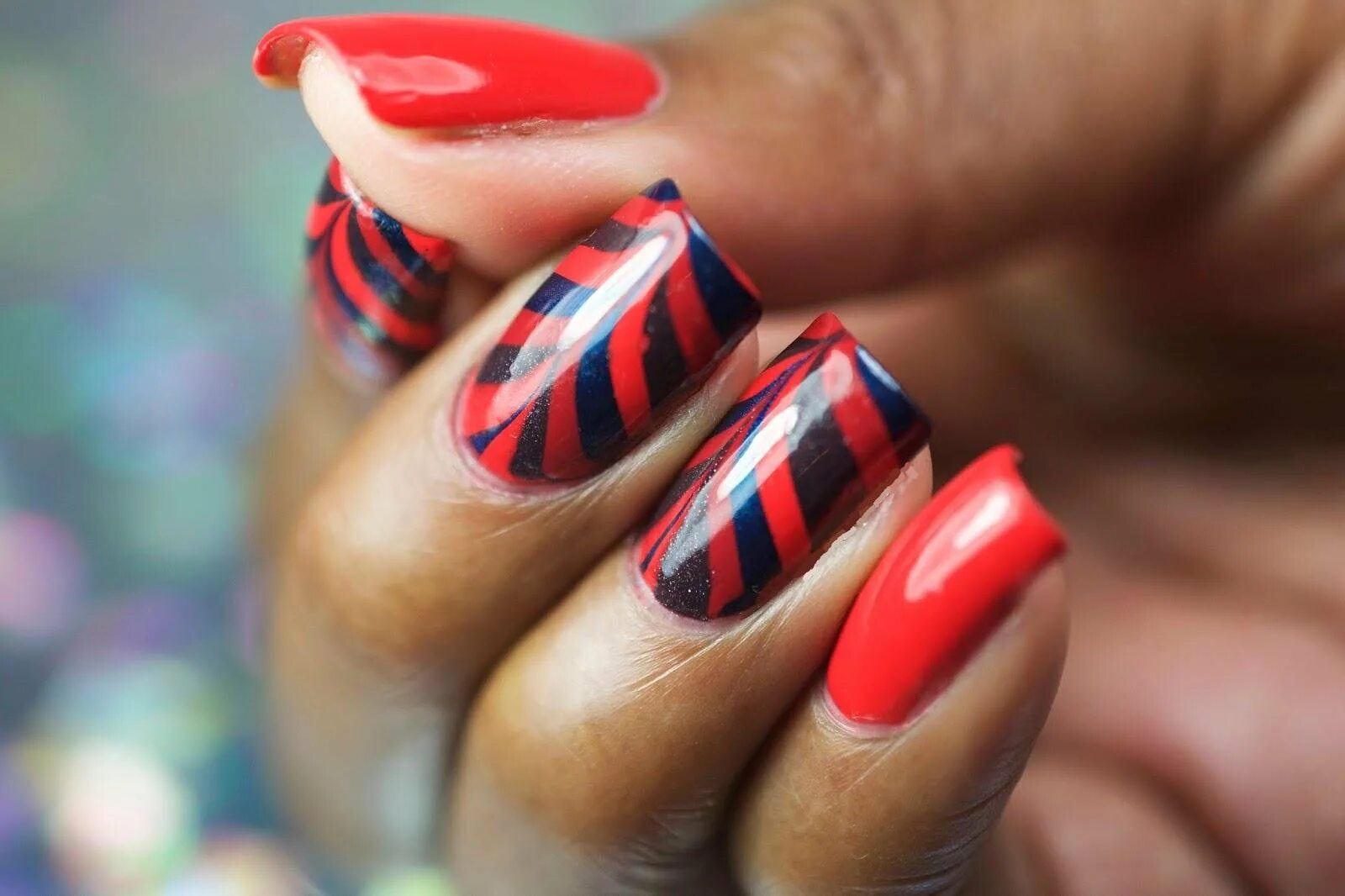 ногти красные с рисунком и стразами. агрессивный маникюр. красный маникюр. ногти в стиле рок. красные ногти.