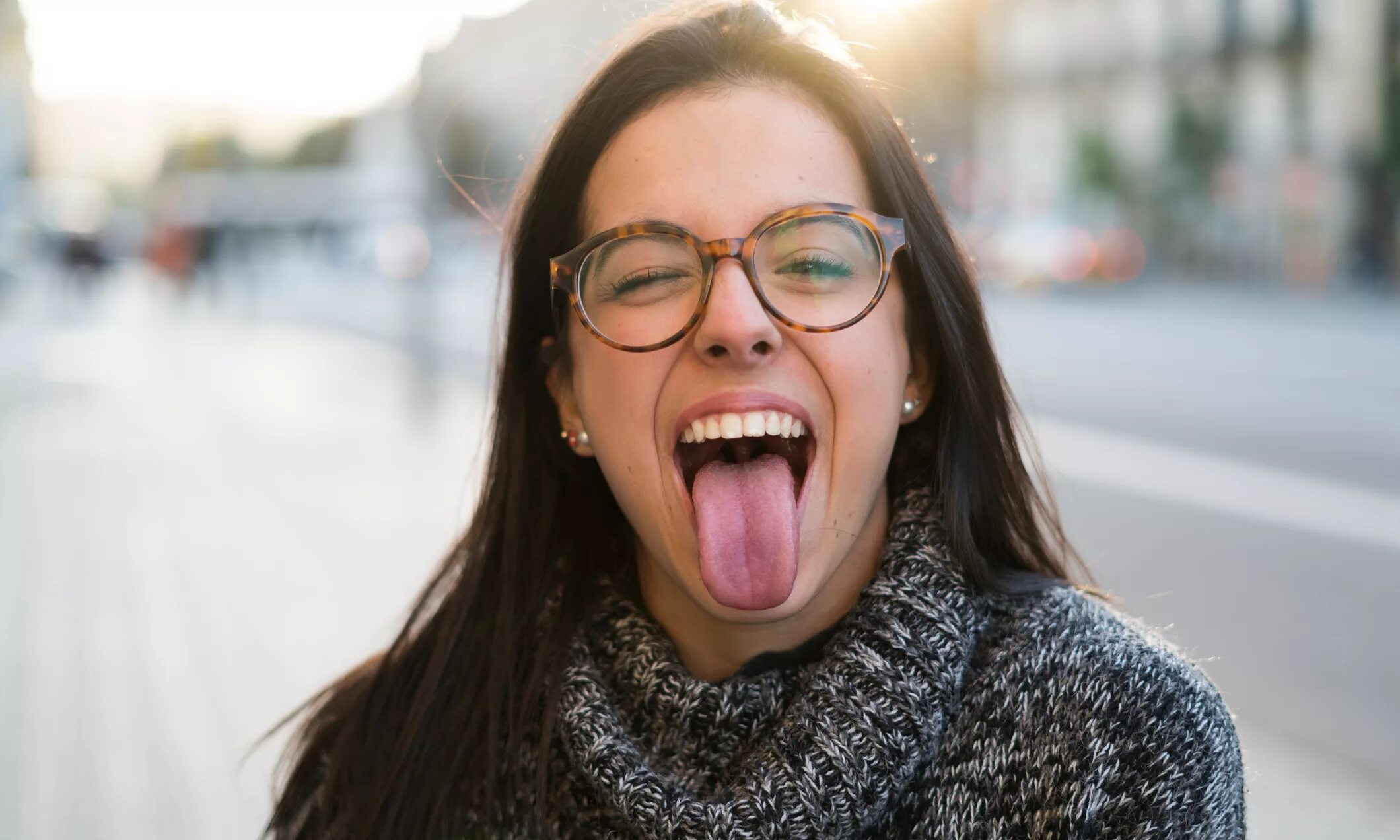 Эль фаннинг язык. Открытый рот девушек. Девушка с языком. Красивые девушки с языком. Девушка с языком.