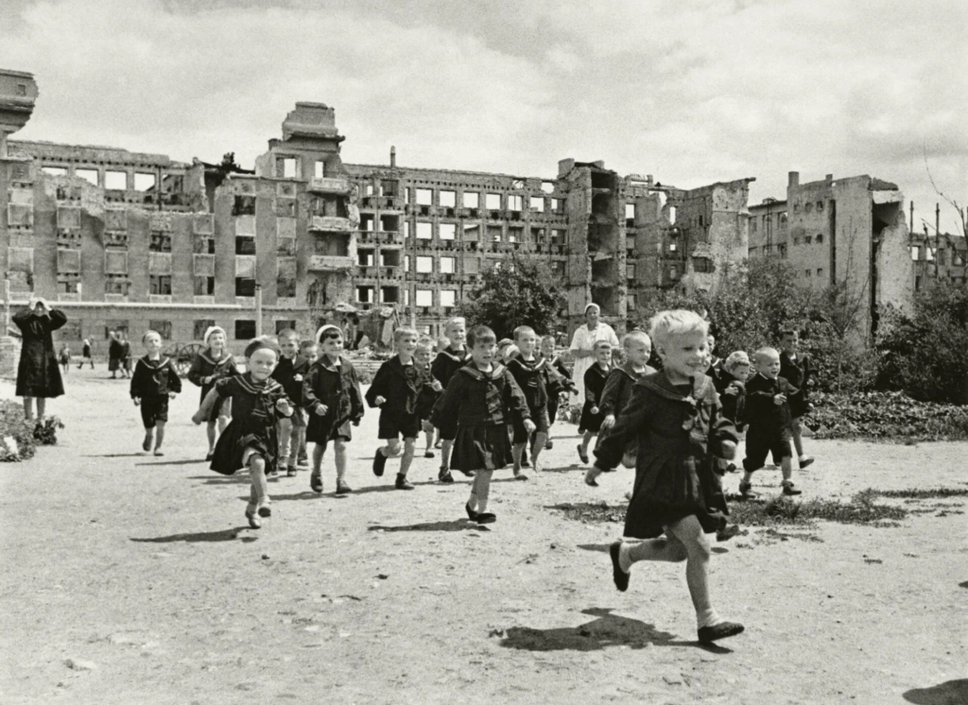 Военные в мирной жизни. Сталинград город 1945. Сталинград после войны 1945. Волгоград 1944. Сталинград город после войны.