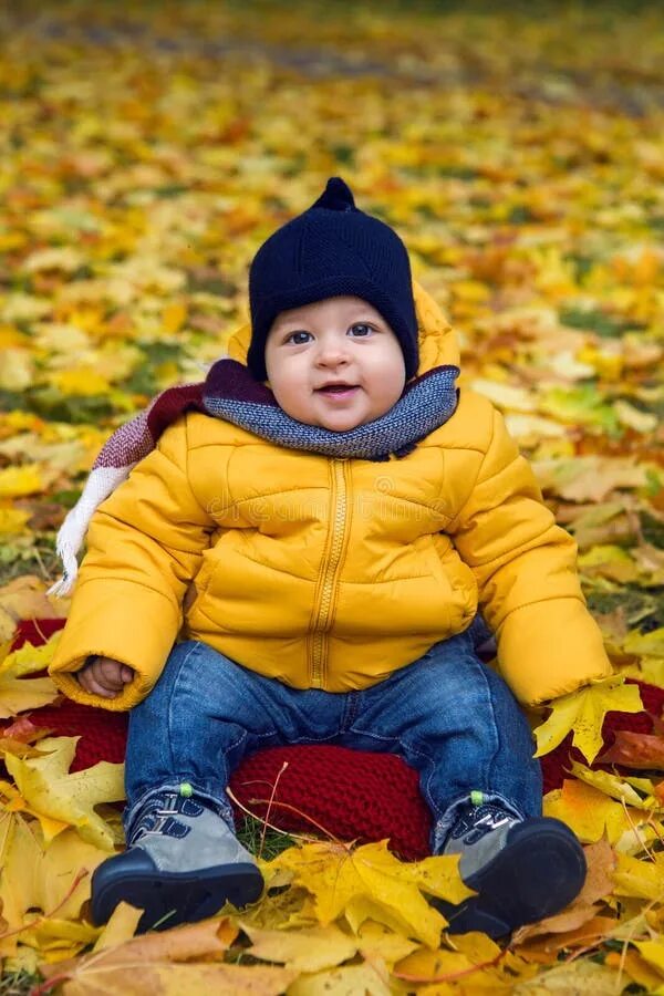 Когда вышел малыш в желтом. Малыш желтый. Ребенок в желтой куртке. Желтая куртка для малышей. Малышка в желтой куртке.