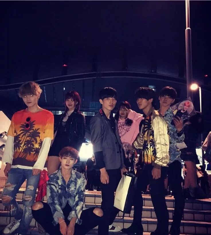 Спокойной ночи бтс. Доброй ночи с бтс. Бтс ночью. Бтс спят. Bts ночные фотографии.