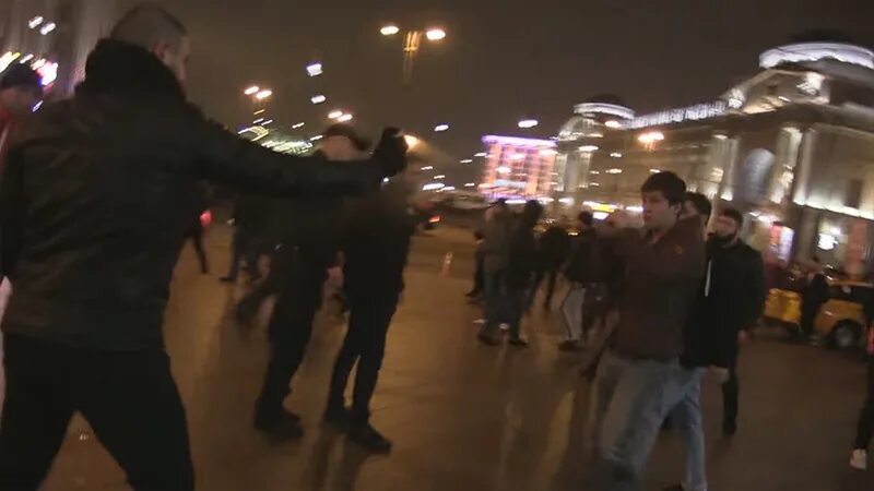Движение лев против. Драка в тц европейский 2008. лев против избит у тц европейский.