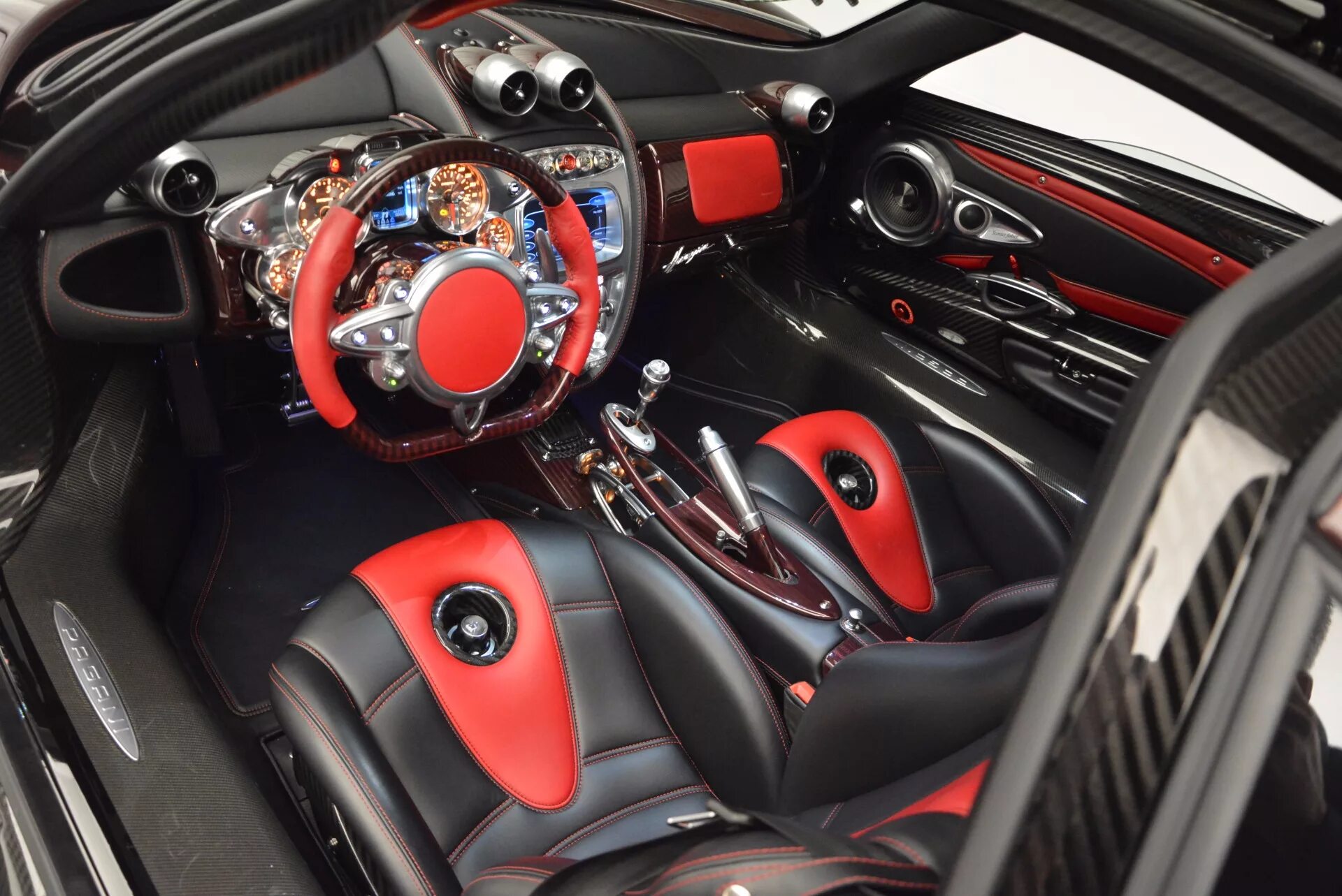 Pagani huayra r. Pagani huayra. пагани хуайра салон. машина pagani zonda салон. машина pagani huayra салон.