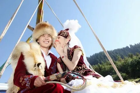 Қыз жігіттің етін жалайды (фото)