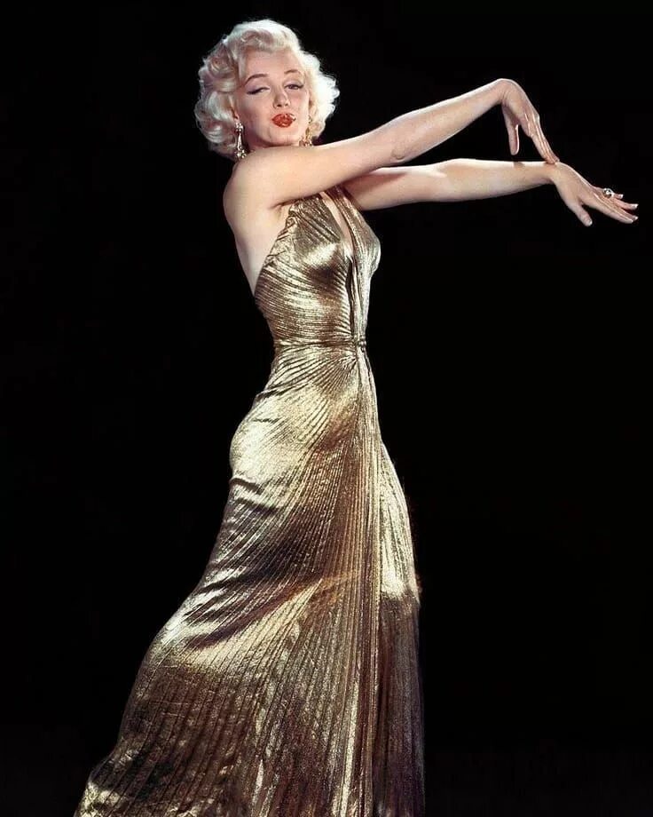 Легендарное платье. Уильям Травилла платья. Золотое платье Мерлин Монро. Мерил Монро в платьеин.