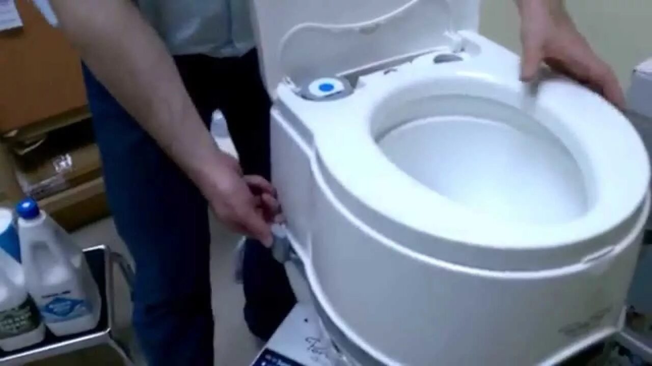 Как смыть биотуалет. Thetford porta potti 565 white electric. биотуалет в феникс 560. биотуалет с отдельным мочеприемником. биотуалет с красивой девушкой.