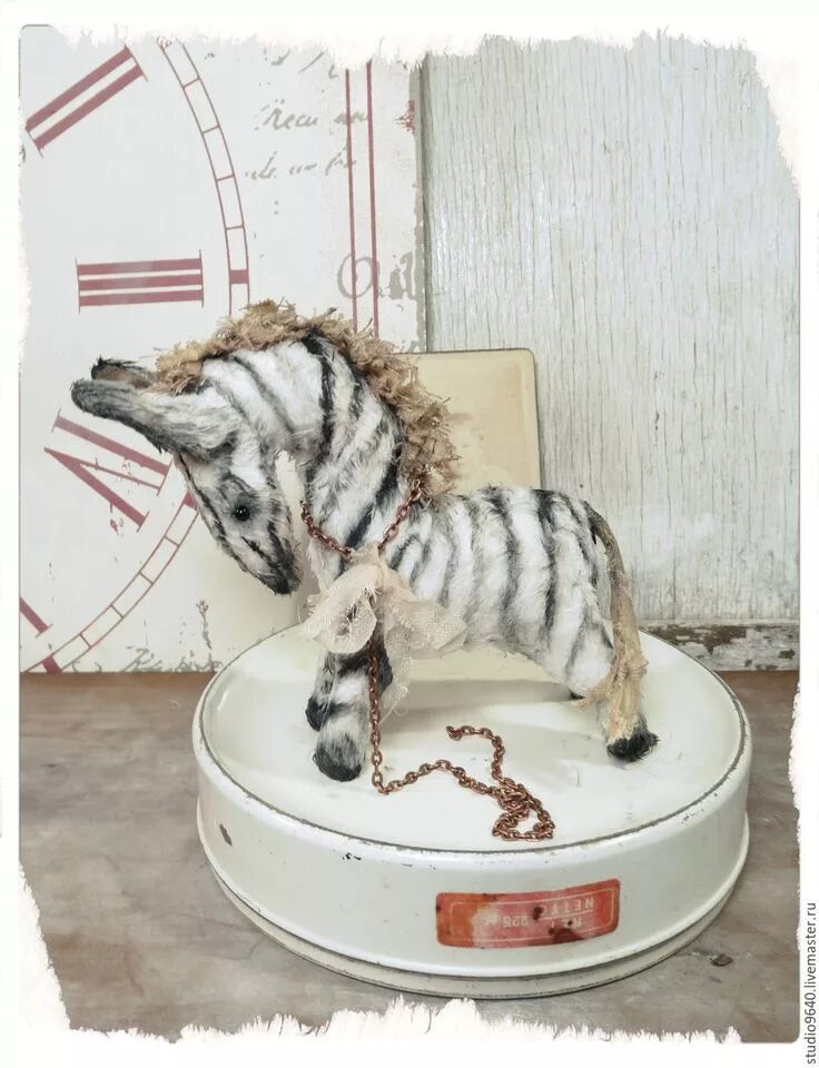 Zebra работа. Лошадка зебра механическая игрушка. лошадка в тельняшке. лошадка в тельняшке творческое работа. зебра лошадь медина какашка.