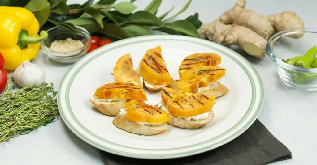 Брускетта с козьим сыром и хурмой. Бутерброд с жареной хурмой. Мясо с хурмой. Хурма в торте сверху. Жареная тыква.