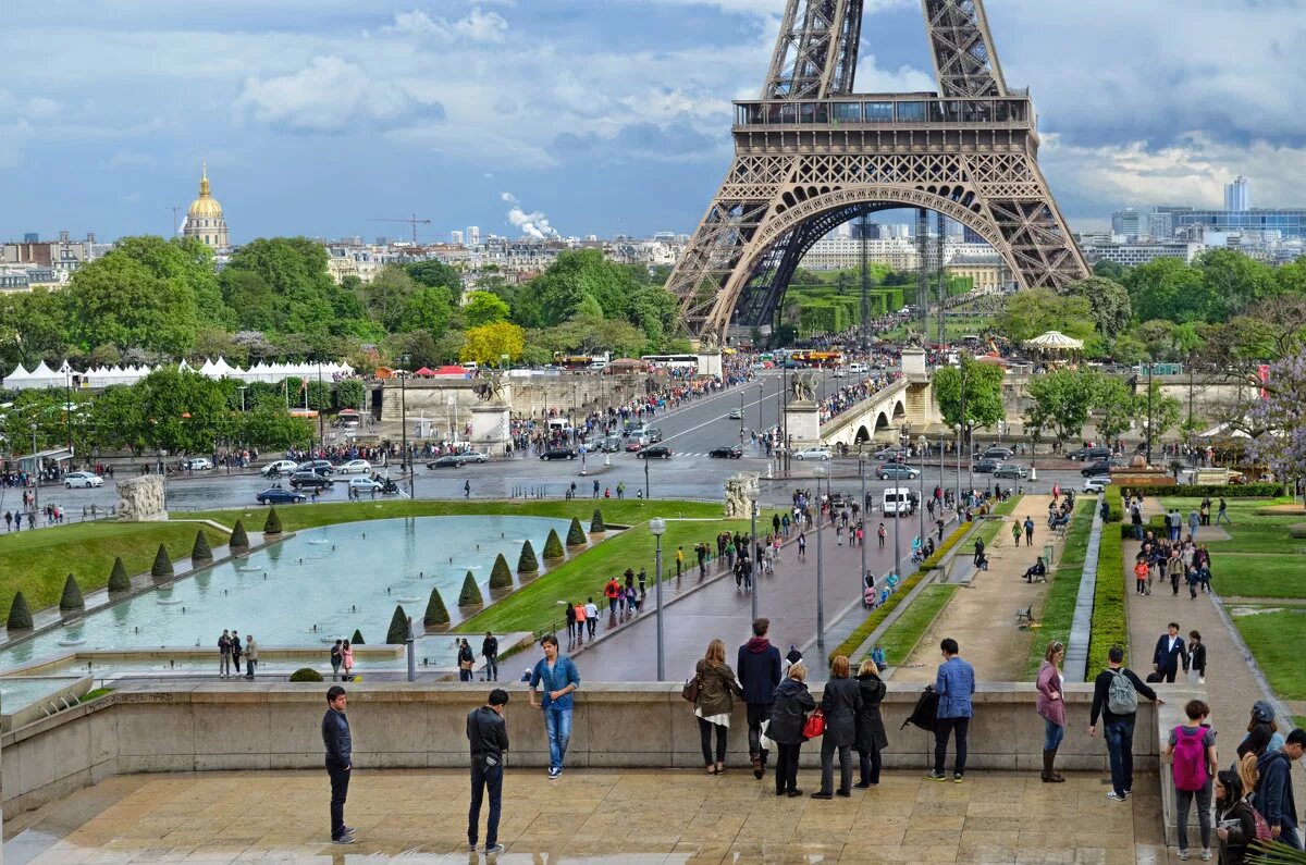 париж туристы. численность города париж. численность города париж. численность населения франции. триумфальная арка париж сверху.