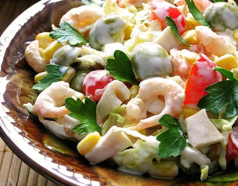 Кальмары с маслинами и сыром. Салат с кальмарами и апельсинами. Салат с кальмаром и картофелем. Салат из кальмаров. Оливки с кальмаром.