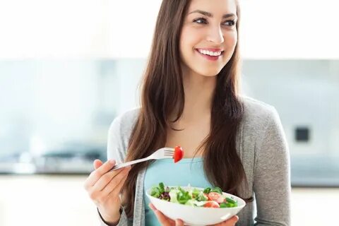 Девушка кушает быстро