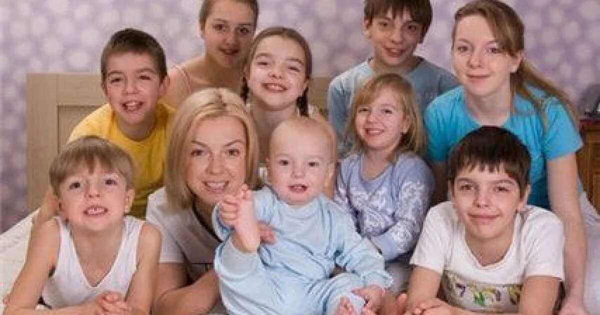 Большая дружная семья. Многодетная семья. Ест с аппетитом. Много детей и взрослых. Есть много детей.