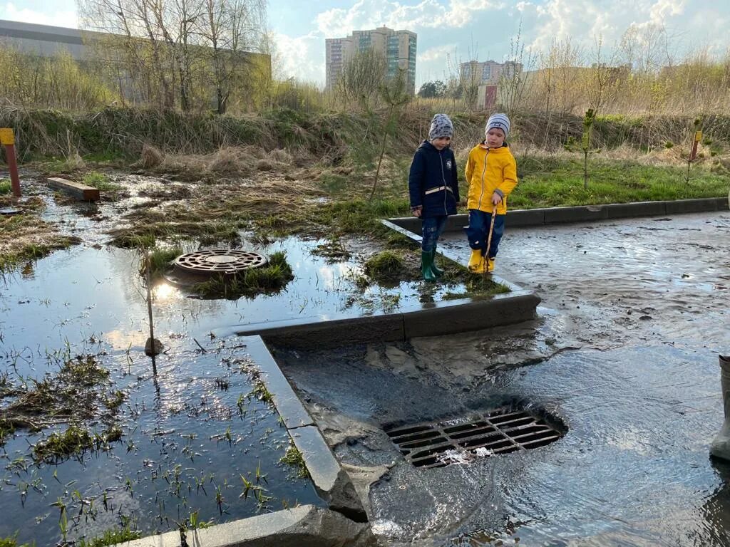 Ливневые сточные воды. Ливневая канализация лужи. Ливневые талые поверхностные воды. Ливневой Сток. Талого стока